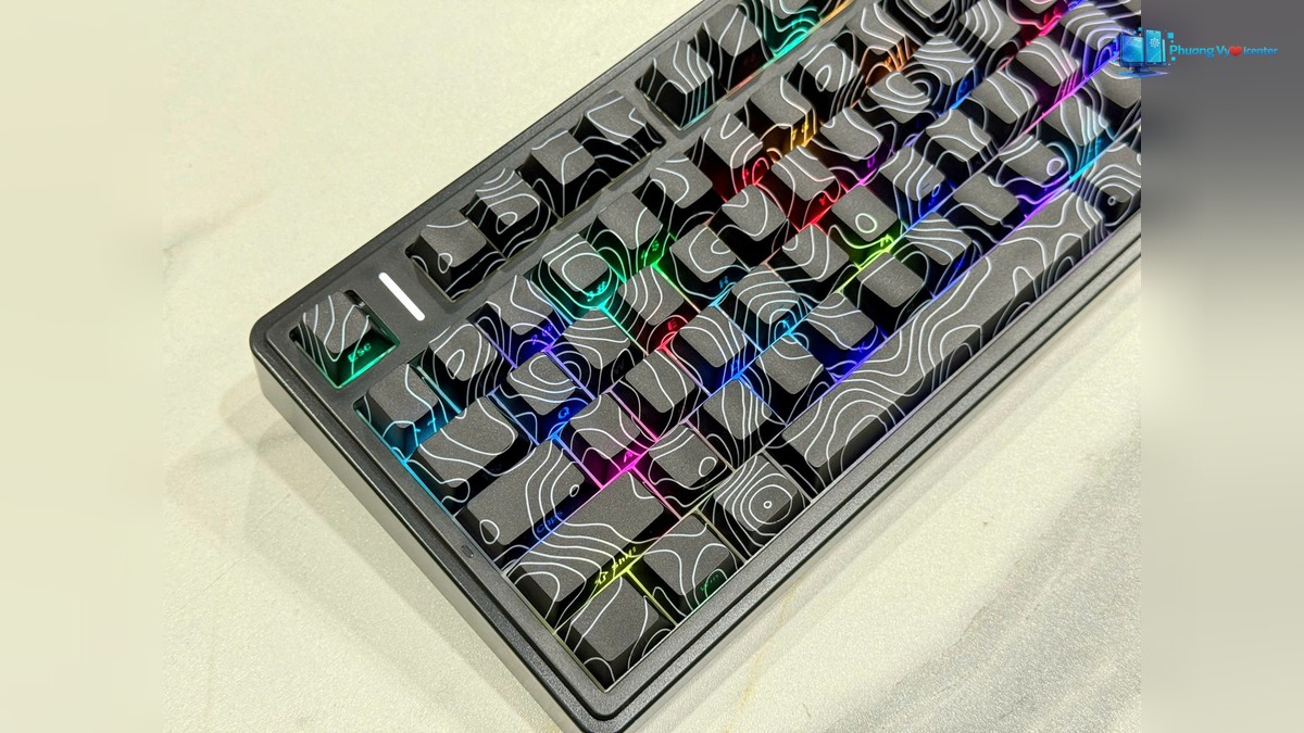 AULA F75 Pro với keycap họa tiết đường đồng mức và đèn RGB nhìn từ bên trái