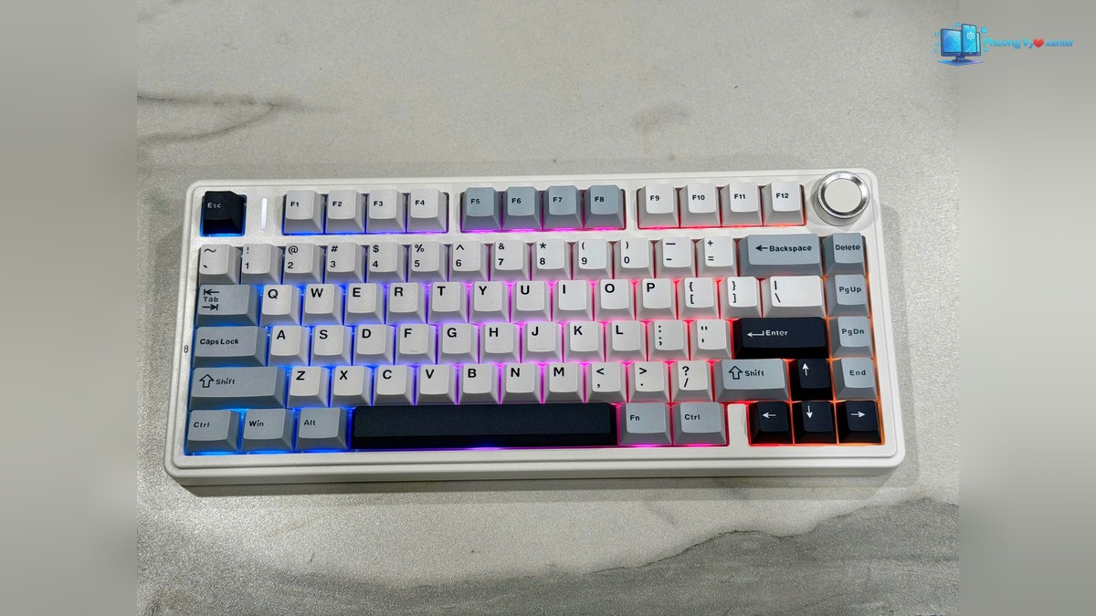 AULA F75 Pro nhìn từ trên với đèn RGB bật và núm xoay bạc ở góc phải