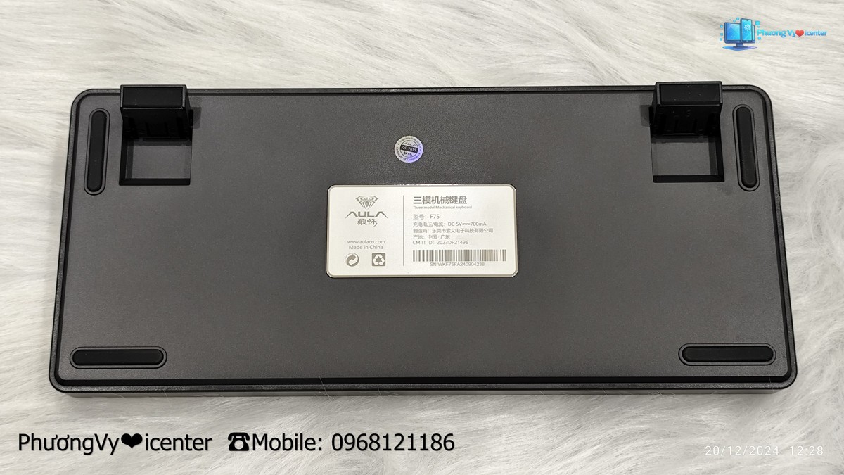 Mặt đáy AULA F75 Pro Polar Black với hai chân nâng mở, đệm chống trượt và tem nhãn