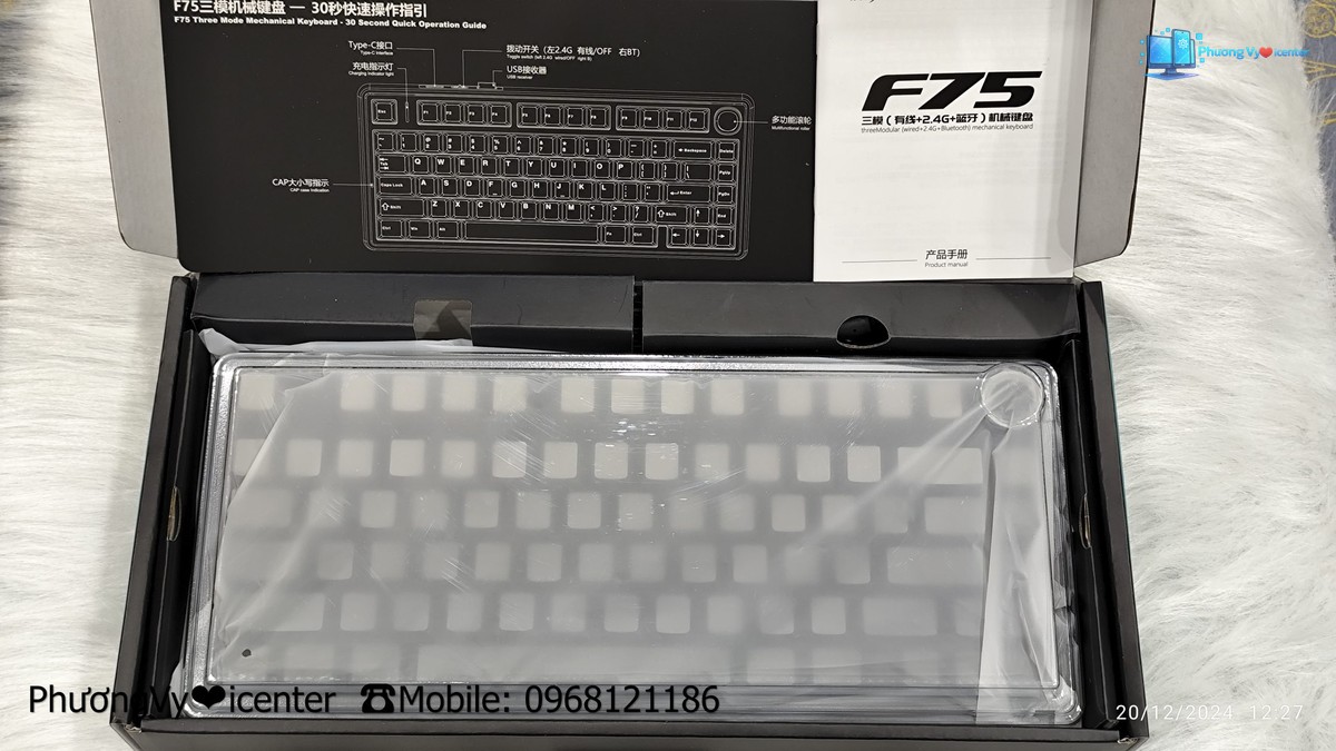 Hộp AULA F75 Pro mở với bàn phím trong túi bảo vệ và hướng dẫn ở mặt trong nắp