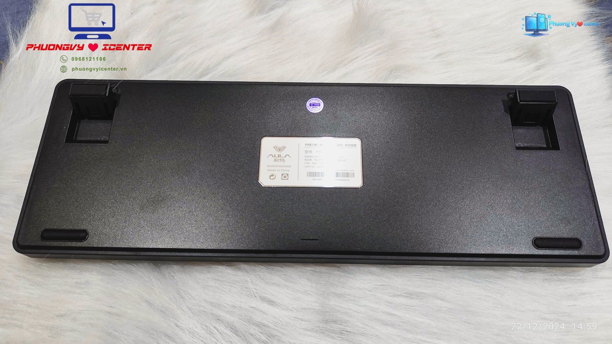 Mặt đáy AULA F99 Pro V2 với hai chân nâng, đệm chống trượt và tem ở giữa