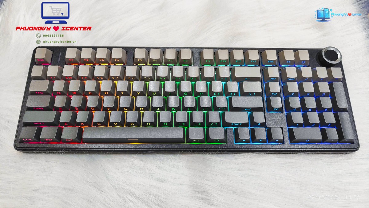 AULA F99 Pro V2 chụp nghiêng với đèn RGB, cụm phím số và núm xoay góc phải