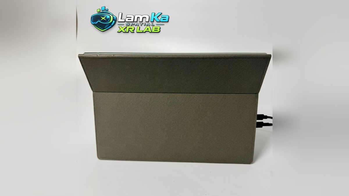Mặt sau màn hình BOE 10.5 inch với nắp gập màu xám và hai cáp ở cạnh phải