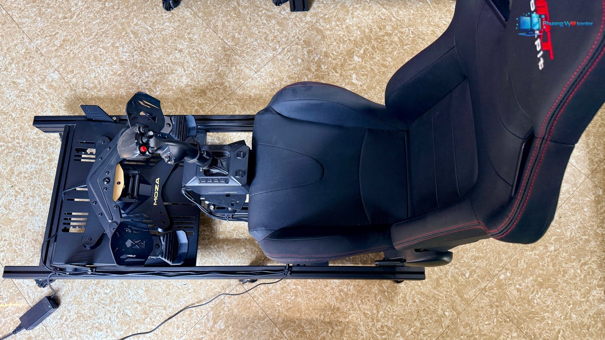 Art Cockpit AD12 với bố cục ghế, cần điều khiển và khung màu đen