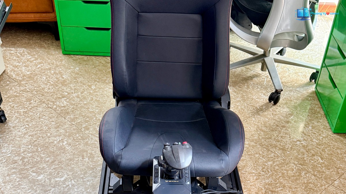 Art Cockpit AD12 với ghế, cần điều khiển và khung bàn đạp phía trước