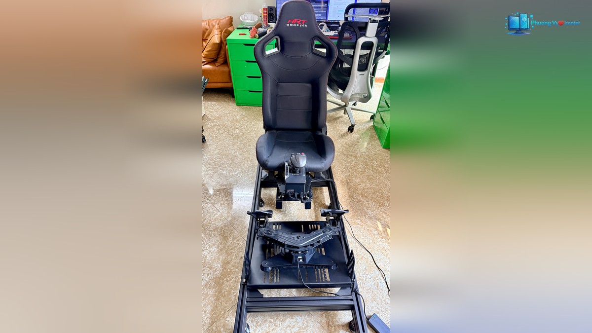 Art Cockpit AD12 với ghế, cần điều khiển và khung bàn đạp phía trước