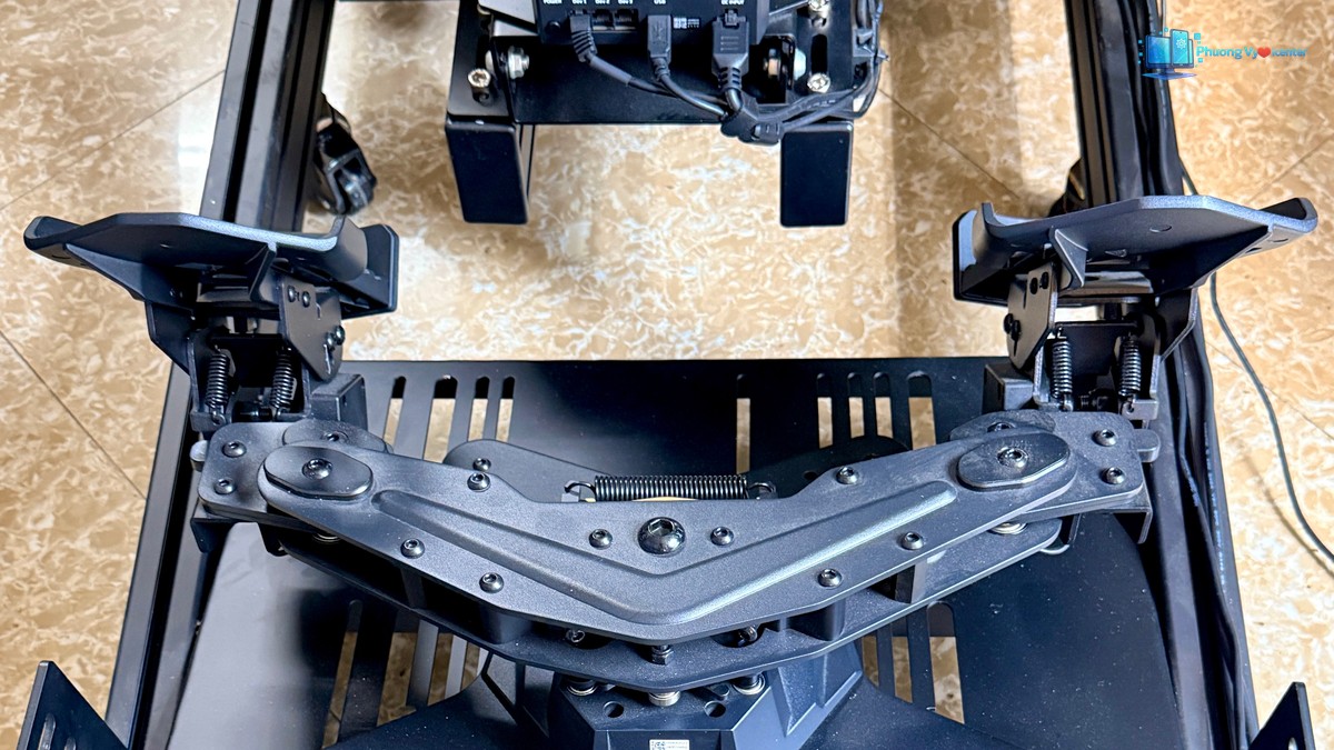 Art Cockpit AD12 với cụm bàn đạp và các thanh gá trên khung nhôm