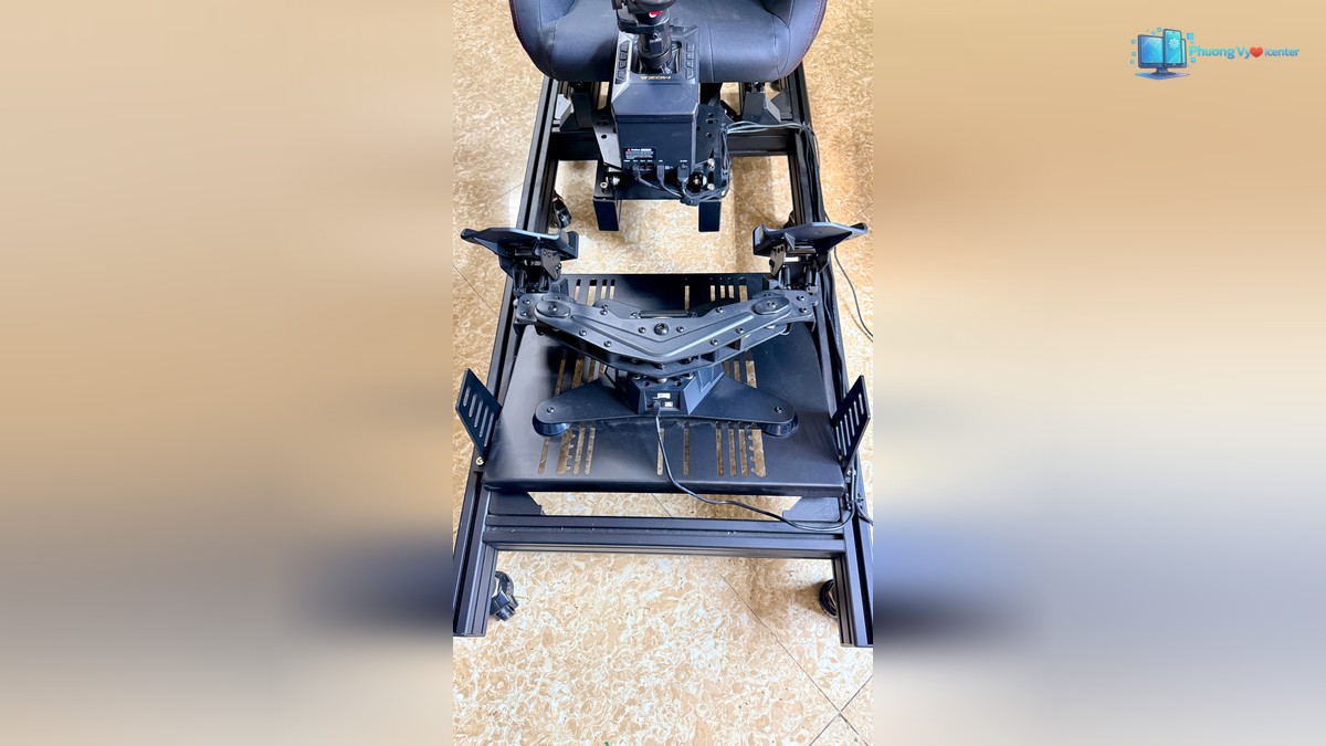 Art Cockpit AD12 với cụm bàn đạp và các thanh gá trên khung nhôm