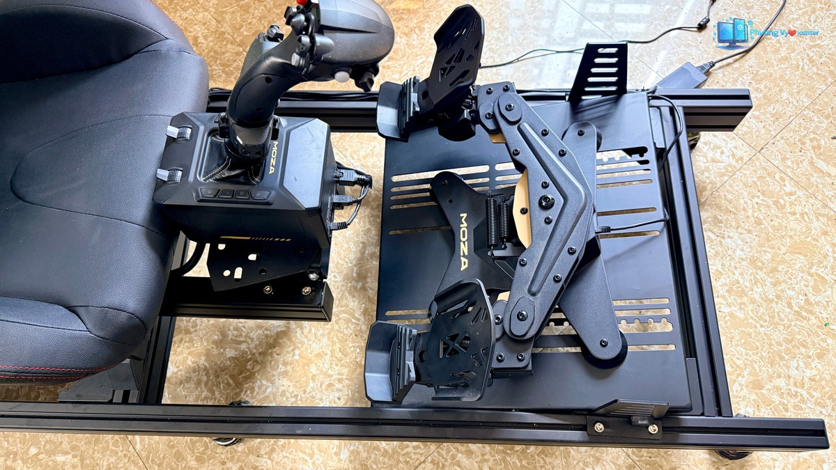 Art Cockpit AD12 với cần điều khiển, cụm bàn đạp và khung đỡ