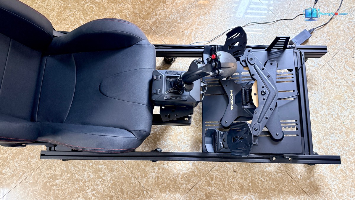 Art Cockpit AD12 với phần ghế ngồi, cần điều khiển và cụm bàn đạp