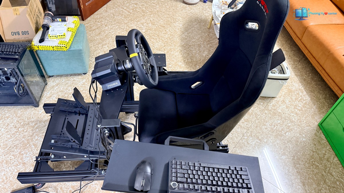 Art Cockpit AD12 Plus với khay bàn phím và chuột bố trí bên cạnh ghế
