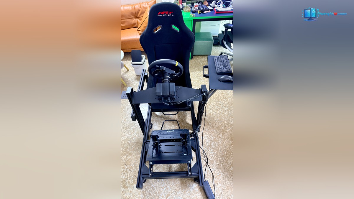 Art Cockpit AD12 Plus với toàn bộ ghế, vô lăng và bệ bàn đạp phía trước
