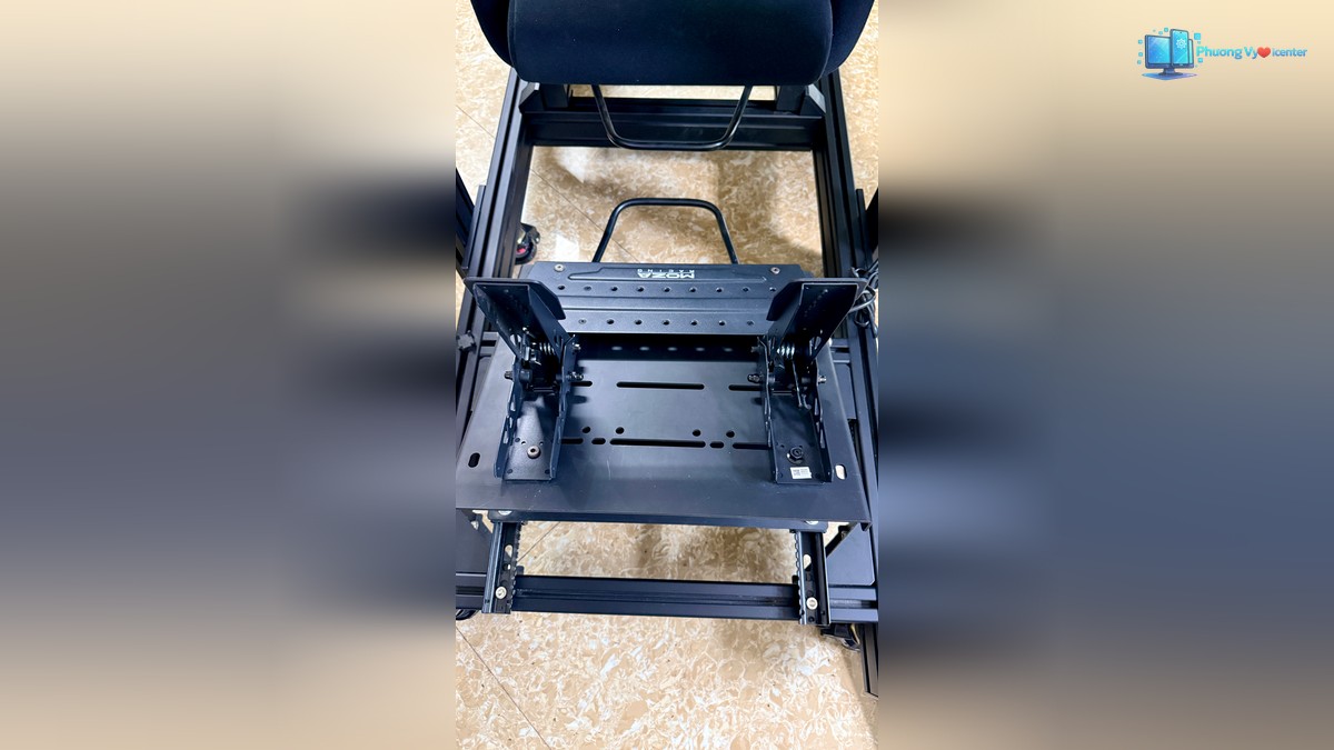 Art Cockpit AD12 Plus với bệ lắp bàn đạp có rãnh và lỗ bắt vít