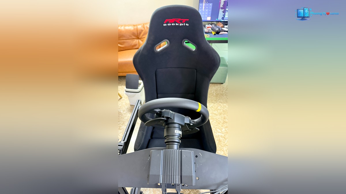Art Cockpit AD12 Plus với ghế đua màu đen và cụm vô lăng trên khung