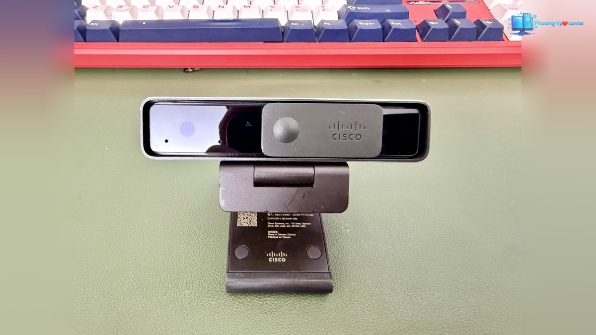 Mặt trước webcam Cisco với nắp che ống kính và chân kẹp mở
