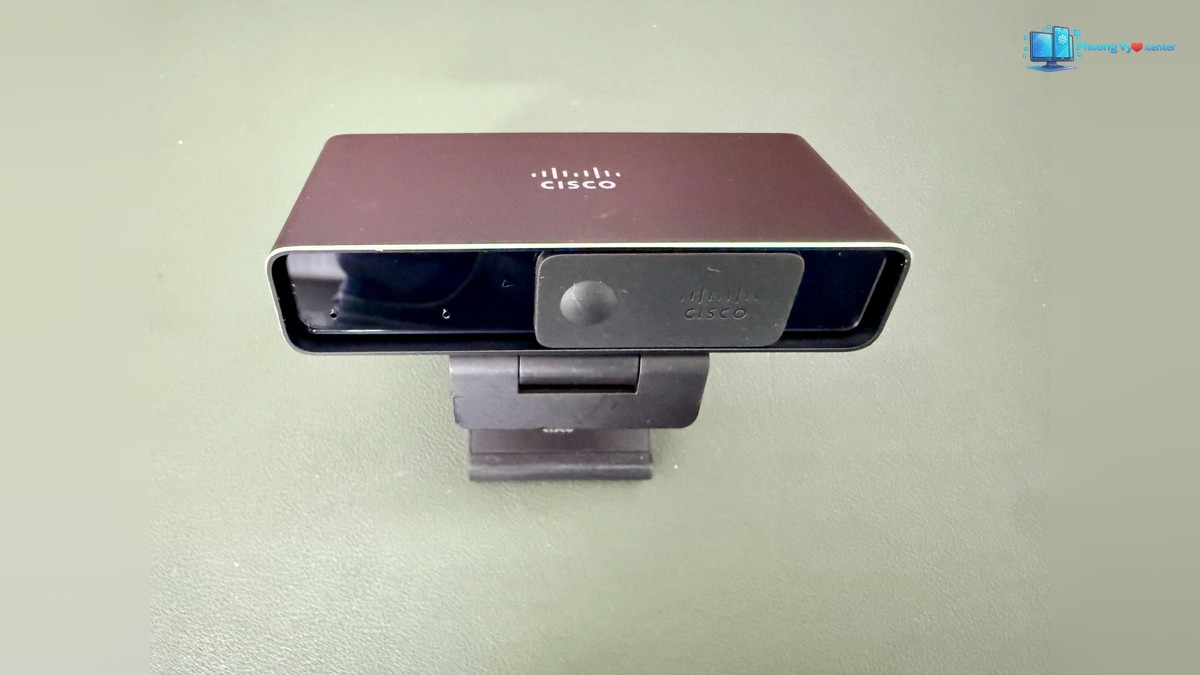 Webcam Cisco nhìn chếch từ trên, thấy logo Cisco ở mặt trên và chân kẹp