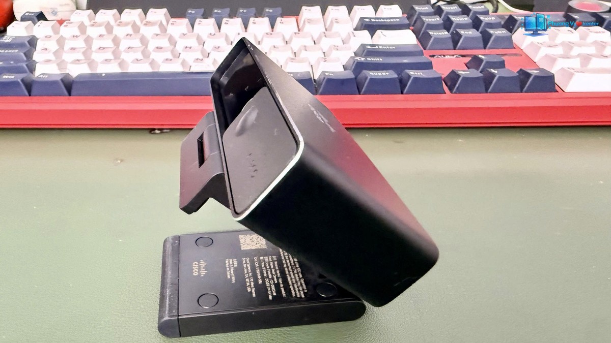 Cạnh bên webcam Cisco cho thấy thân máy nghiêng và chân kẹp mở