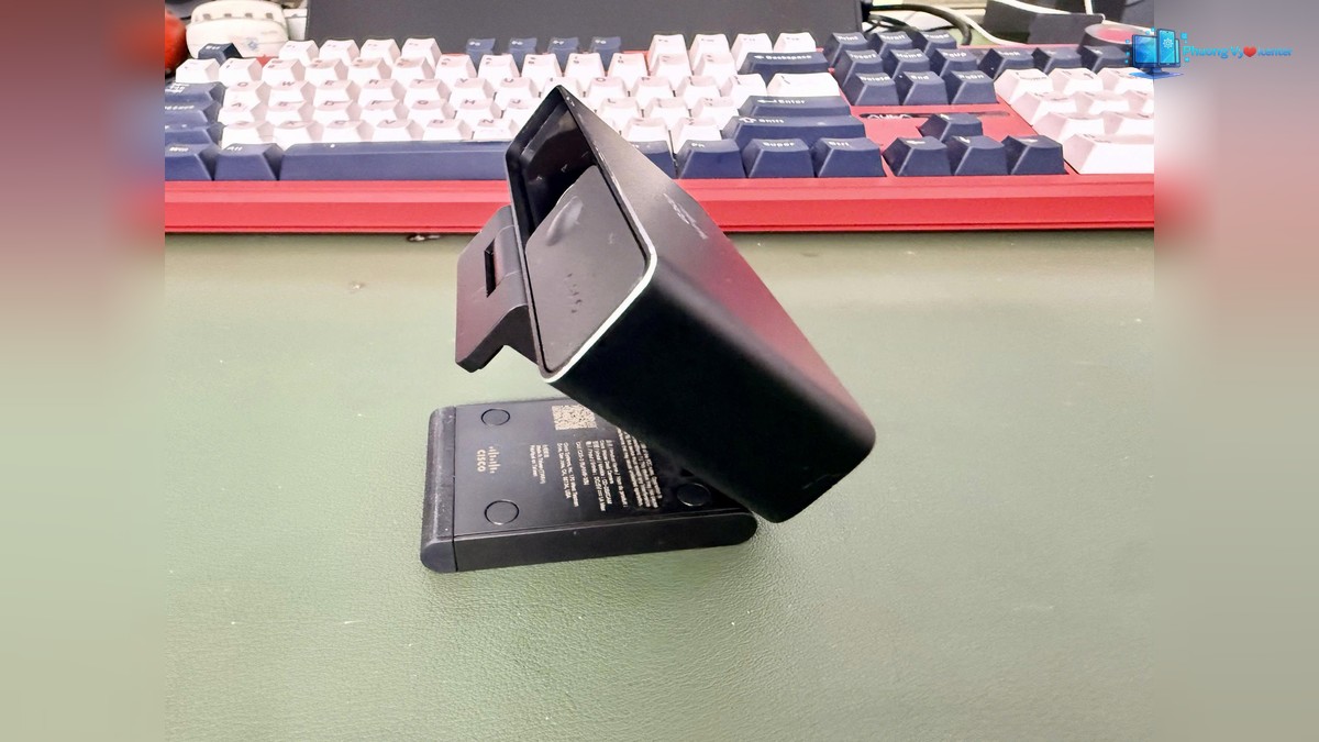 Cạnh bên webcam Cisco cho thấy thân máy nghiêng và chân kẹp mở