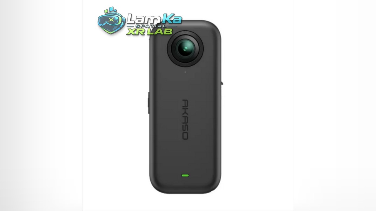 Mặt sau AKASO 360 với ống kính phía trên, chữ AKASO dọc thân và đèn xanh bên dưới