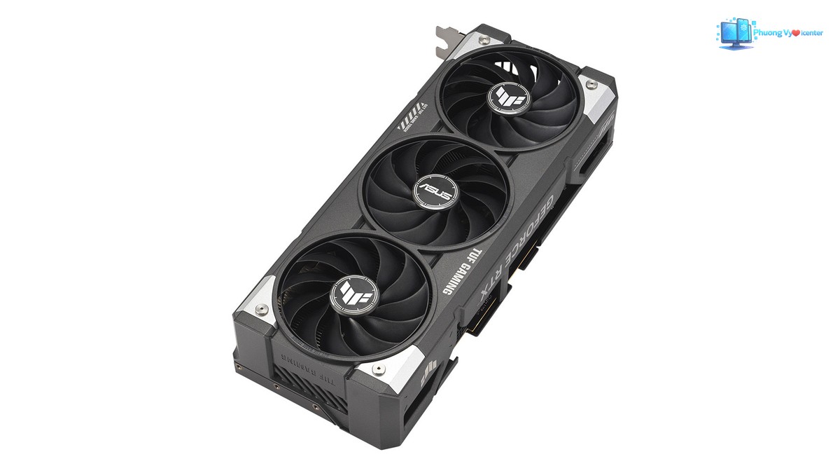 ASUS TUF RTX 5060 Ti đặt chéo, lộ ba quạt, cạnh TUF Gaming và phần đuôi card
