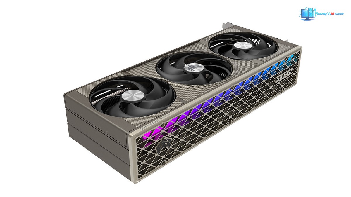 SAPPHIRE NITRO+ RX 9070 XT nhìn nghiêng với mặt ba quạt và dải sáng nhiều màu ở cạnh