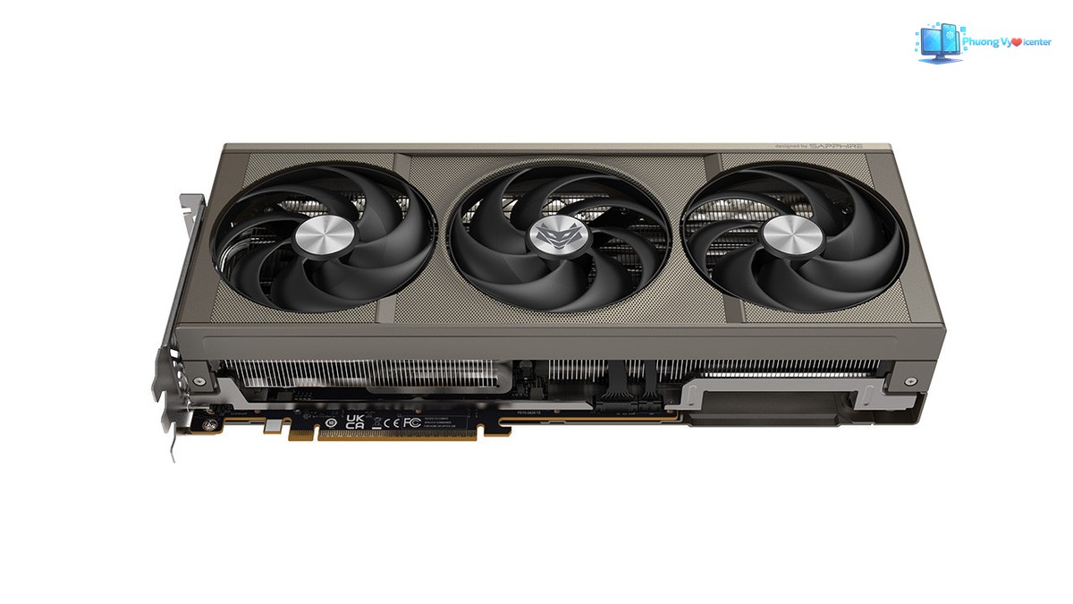 SAPPHIRE NITRO+ RX 9070 XT nhìn hơi nghiêng, lộ lá tản nhiệt và chân tiếp xúc