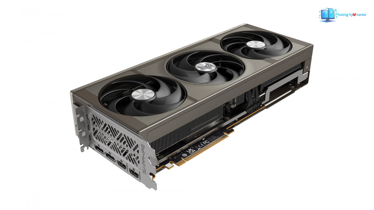 SAPPHIRE NITRO+ RX 9070 XT nhìn nghiêng từ đầu cổng xuất hình, thấy ba quạt và cạnh tản