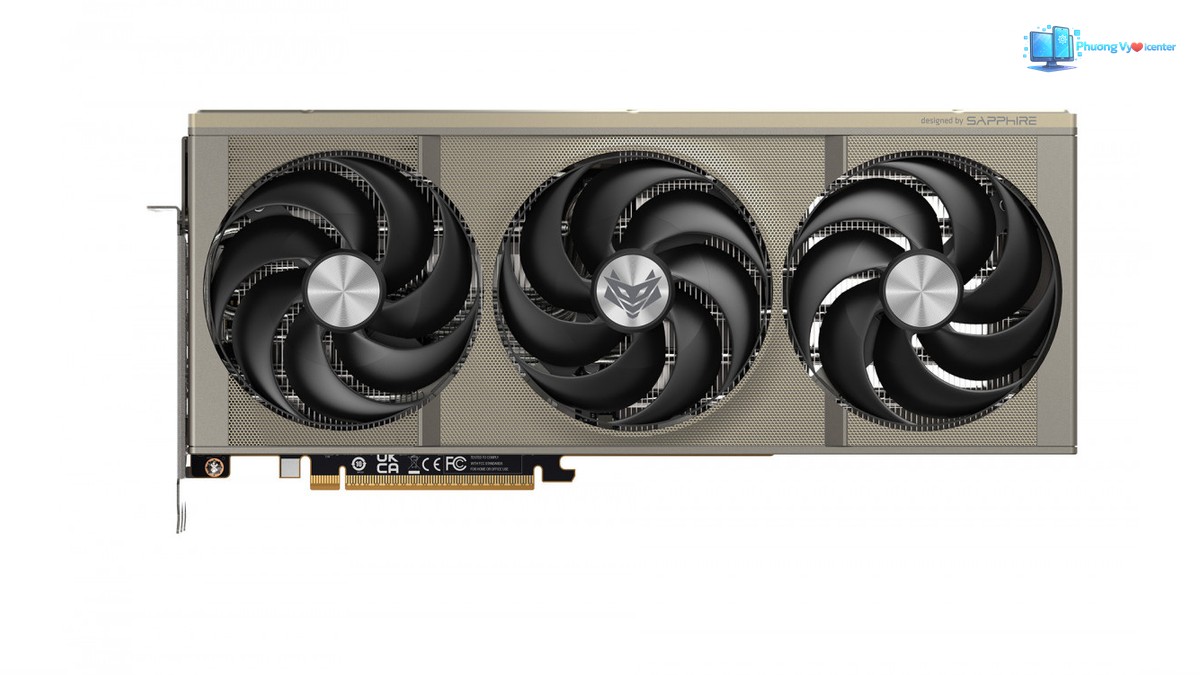 SAPPHIRE NITRO+ RX 9070 XT nhìn chính diện với ba quạt và chân tiếp xúc phía dưới