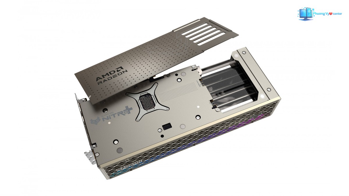 Mặt lưng SAPPHIRE NITRO+ RX 9070 XT với tấm che nhấc lên và lá tản nhiệt bên dưới
