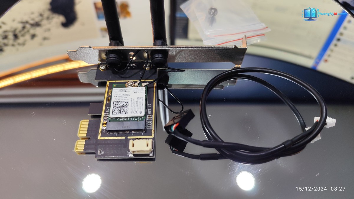 Card Wi-Fi Intel 7260 cùng hai anten, dây cáp cuộn và túi phụ kiện phía sau