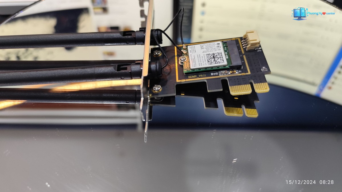 Card Wi-Fi Intel 7260 nhìn nghiêng từ bên cạnh, hai anten kéo dài sang trái