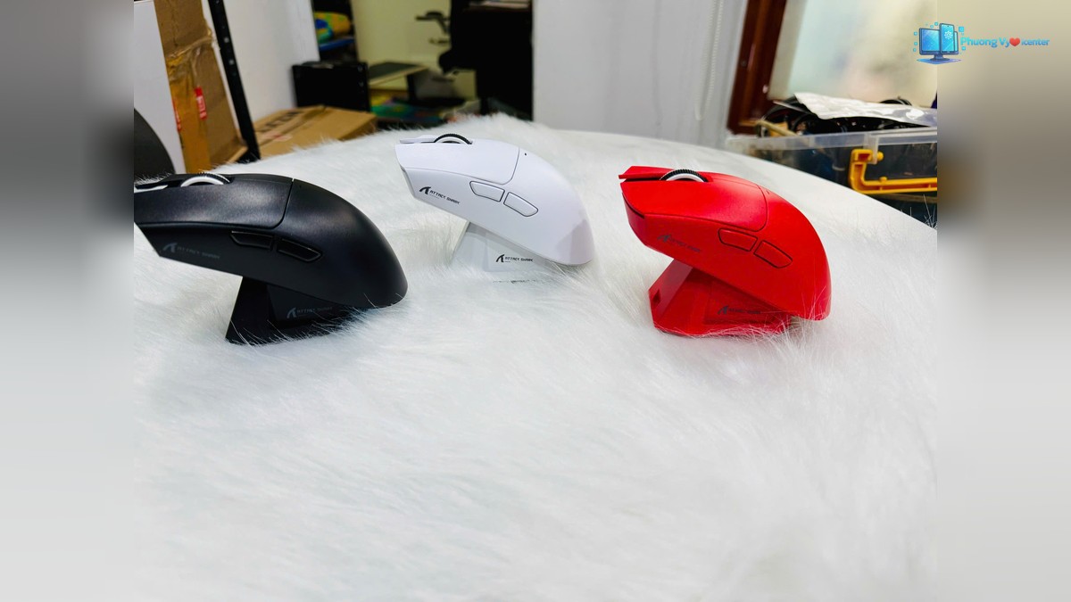 ATTACK SHARK X11 trên đế nhìn từ cạnh bên, thấy các nút phụ
