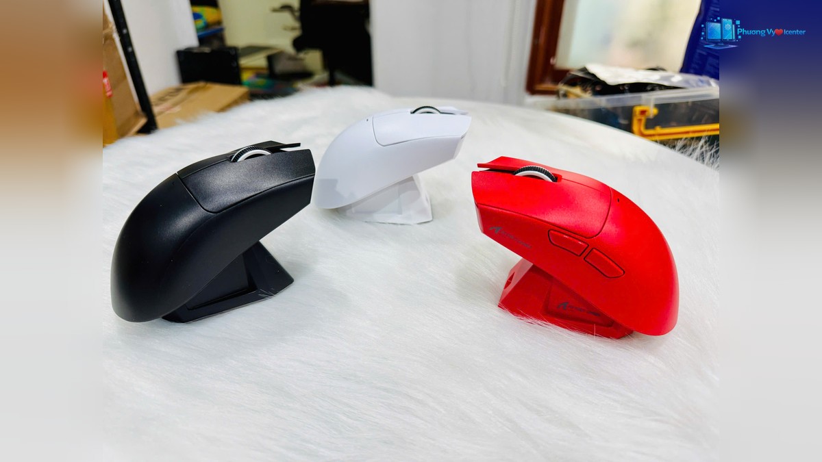 ATTACK SHARK X11 đen, trắng và đỏ chụp nghiêng trên đế, thấy mặt trên và cạnh bên