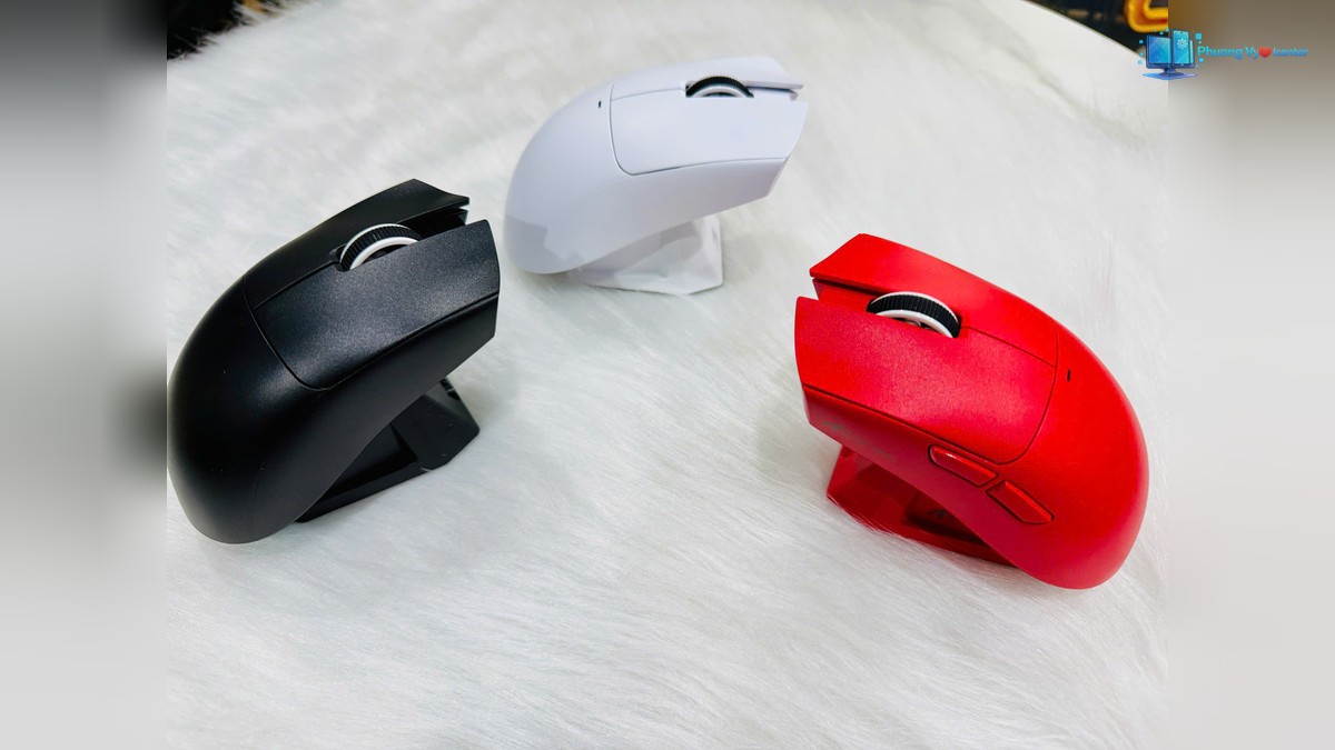 ATTACK SHARK X11 trên đế chụp nghiêng từ trên, thấy con lăn và nút bên chuột đỏ