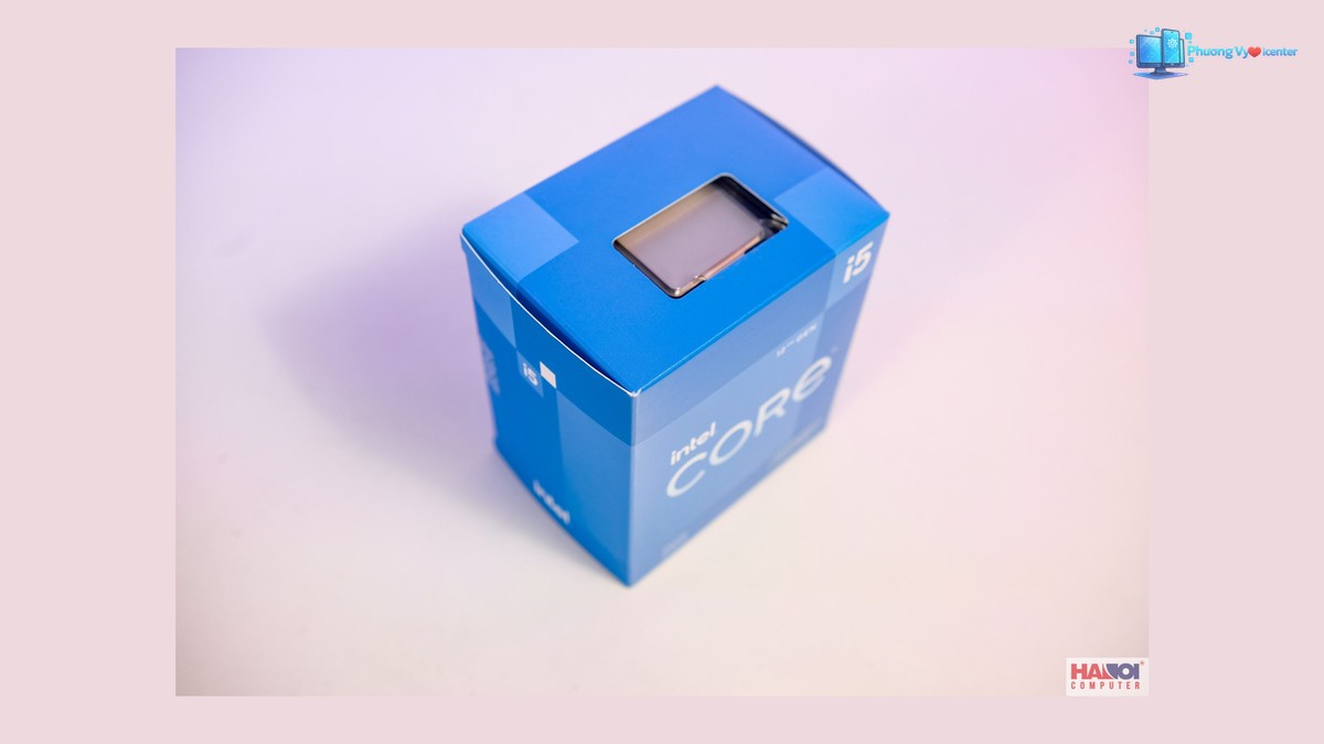 Hộp CPU Intel Core i5-12400F nhìn từ trên xuống, thấy CPU qua ô cửa sổ trên nắp