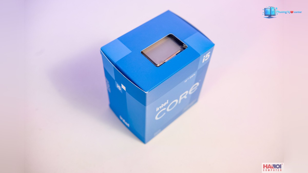 Hộp CPU Intel Core i5-12400F nhìn từ trên xuống, thấy CPU qua ô cửa sổ trên nắp