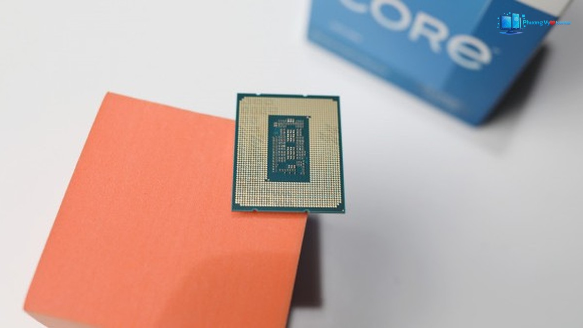 Mặt dưới CPU Intel Core i5-13400F với các điểm tiếp xúc, đặt trên khối màu cam