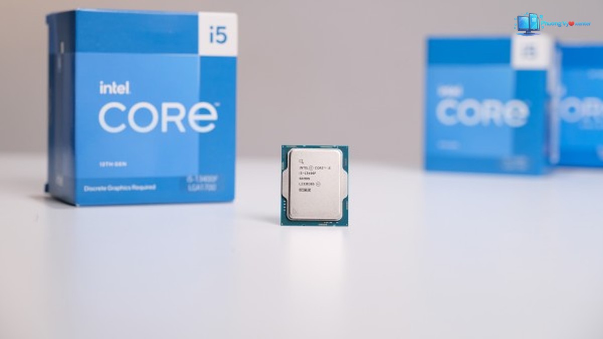 CPU Intel Core i5-13400F dựng đứng, nắp kim loại hướng ra trước và các hộp Intel phía sau