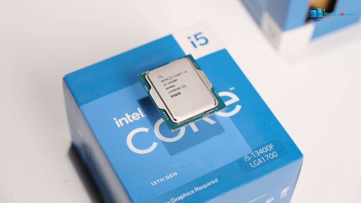 CPU Intel Core i5-13400F đặt trên hộp Intel Core i5, góc nghiêng thấy nắp kim loại và cạnh CPU