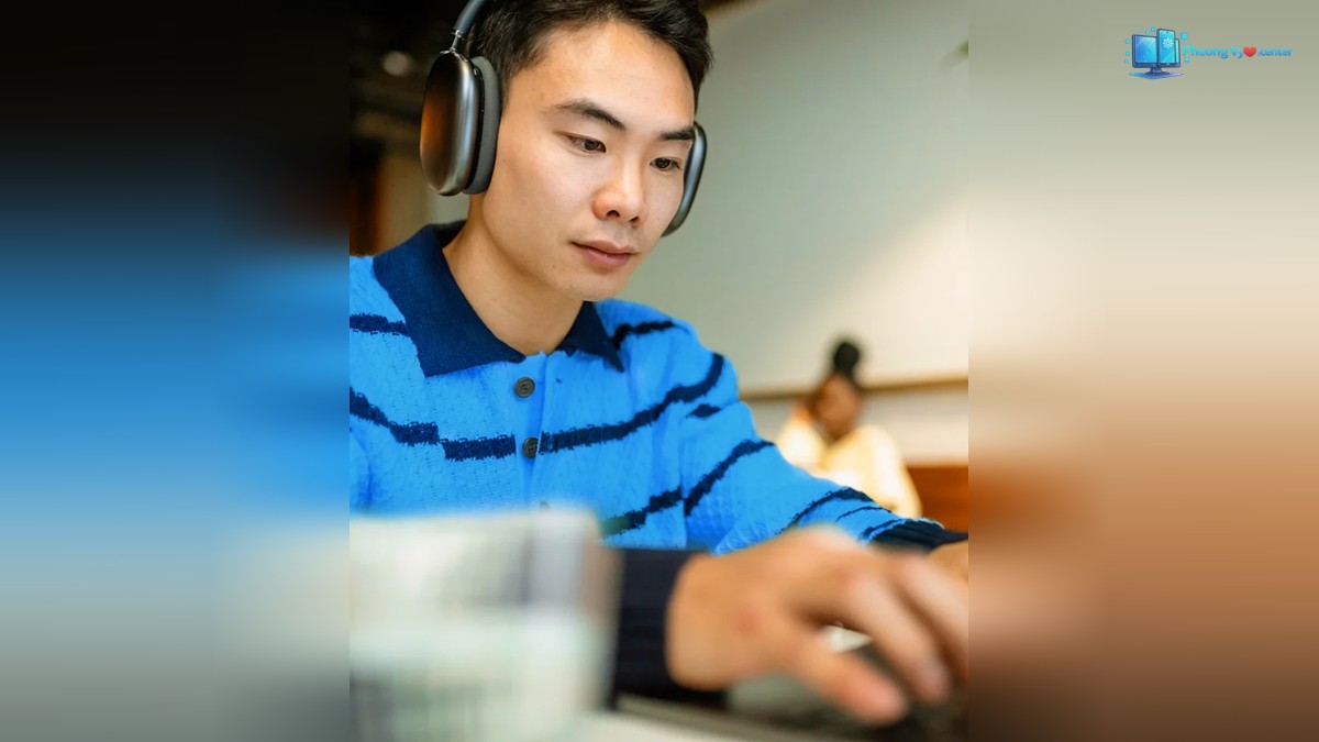 Một người đàn ông sử dụng máy tính xách tay trong quán cafe