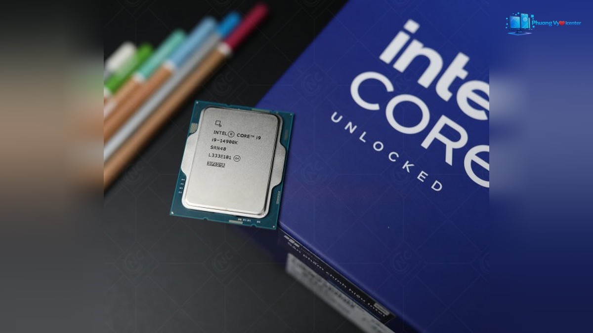 Intel Core i9-14900K nằm cạnh hộp Intel Core, mặt kim loại và chữ khắc hướng lên
