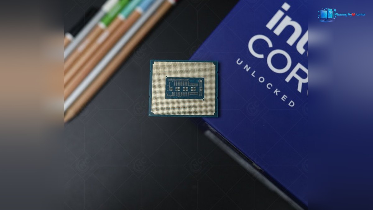 Mặt dưới Intel Core i9-14900K với điểm tiếp xúc màu vàng và cụm linh kiện ở giữa