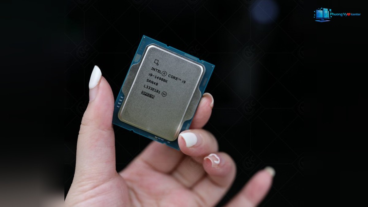 Intel Core i9-14900K được cầm trên tay, lộ mặt kim loại khắc chữ và viền xanh