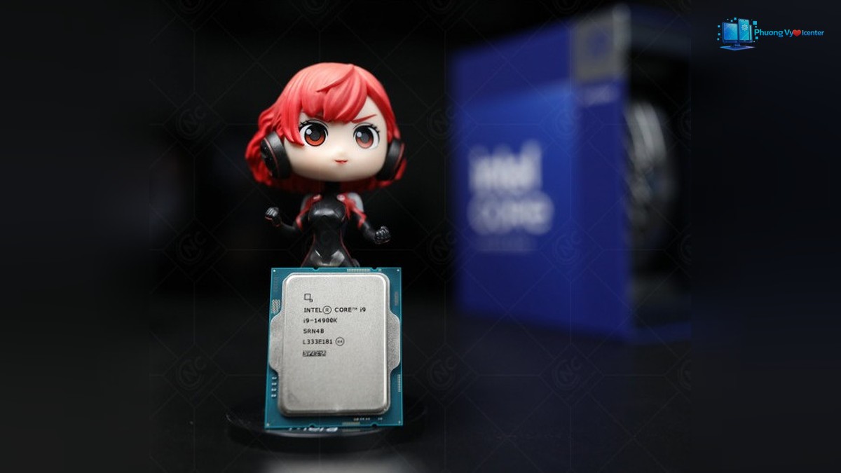 Intel Core i9-14900K dựng đứng trước mô hình tóc đỏ, hộp Intel Core mờ phía sau