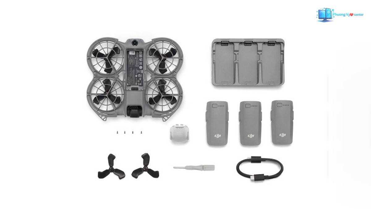DJI Neo 2 cùng đế sạc, ba pin và các phụ kiện được bày trên nền trắng