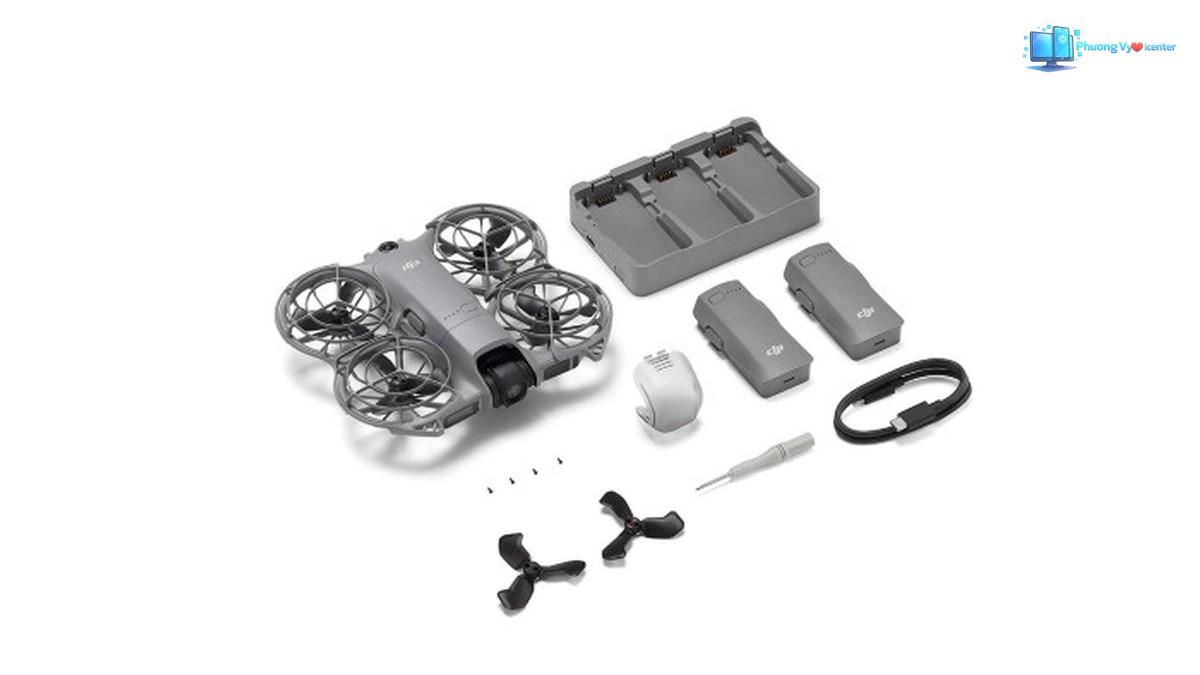 DJI Neo 2 và các phụ kiện được xếp ở góc nghiêng trên nền trắng