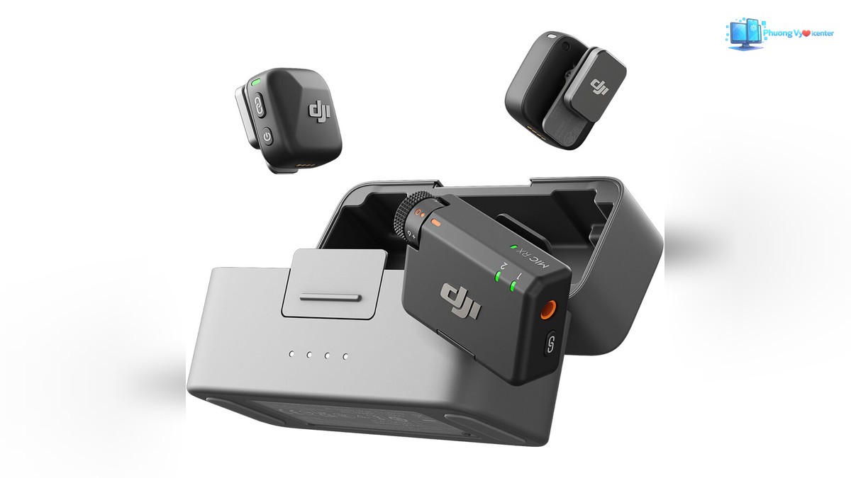 DJI Mic Mini 2 với hộp sạc mở, bộ thu phía trước và hai micro phía trên