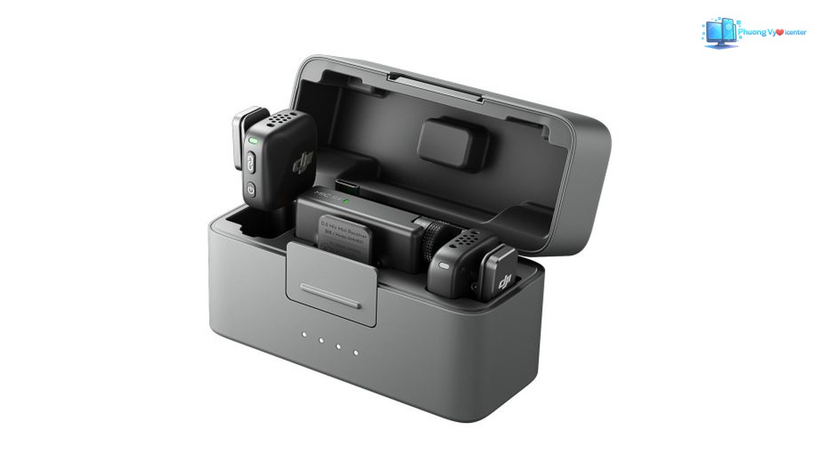 DJI Mic Mini 2 trong hộp sạc mở nhìn nghiêng, bên trong có hai micro và bộ thu