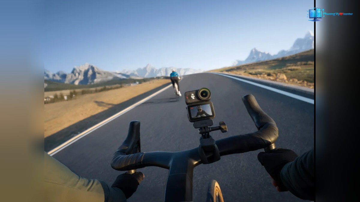 DJI Osmo Nano và màn hình gắn trên ghi đông xe đạp đang đi trên đường núi