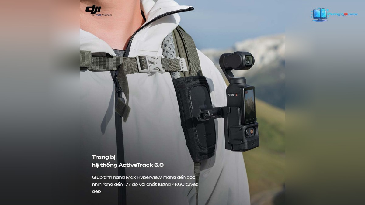 DJI Osmo Pocket 3 gắn vào quai ba lô trước ngực, thấy ống kính và màn hình